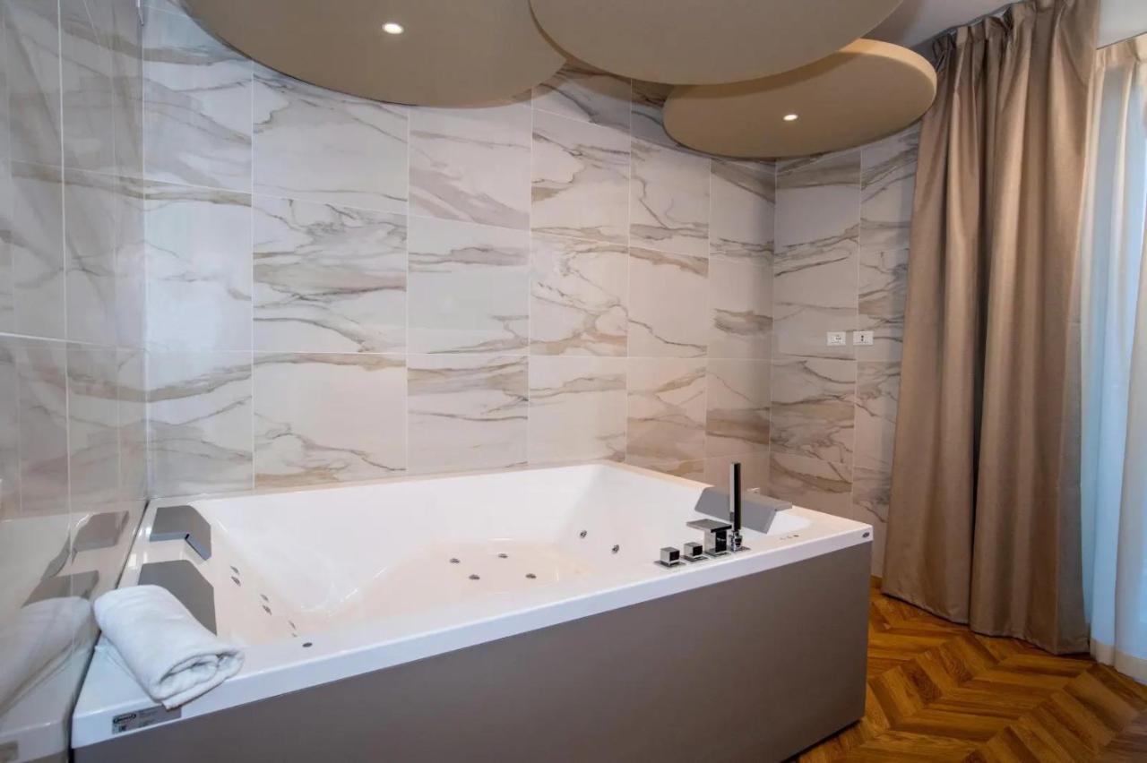 Jacuzzi Suite Home By Enjoy Garda Hotel Peschiera del Garda Exterior foto